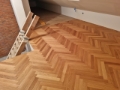 PHU Bortnowski przeprowadziło montaż podłogi drewnianej we wzorze jodełki pojedynczej.