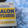 Reklama salonu na zewnątrz budynku