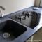 Hi-Macs Black Sand. Czarny blat kuchenny typu solid surface. Wbudowany zlewozmywak.