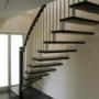 schody drewniane  z balustradą ze stali