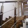 schody drewniane  z balustradą ze stali
