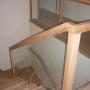 schody drewniane  z balustradą ze szkła