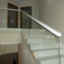 schody drewniane  z balustradą ze szkła