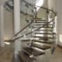 schody wiszące z balustradą szklaną giętą