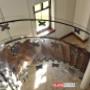 schody wiszące z balustradą szklaną giętą