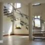 schody wiszące z balustradą szklaną giętą