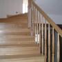 Schody drewniane jesionowe z balustradą drewnianą