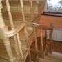 Schody drewniane na betonie z balustradą