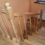 Schody drewniane na betonie z balustradą