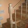 Schody drewniane na betonie z balustradą