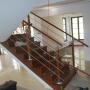 Schody drewniane z balustradą metalowo-drewnianą