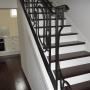Schody drewniane z metalową balustradą