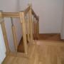 Schody drewniane z tralką metalowo-drewnianą