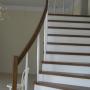 Schody drewniane zabiegowe z giętą poręczą