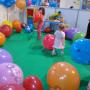 balony z gumką do zabawy dla najmłodszych