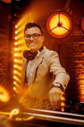 MUSIC TOM Tomasz Wieszczeczyński