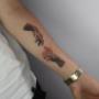 ally-alien-mikrorealizm-dotwork-fineline-dlonie-szklanka-tatuaz-na-przedramieniu-wroclaw