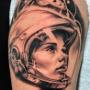 tatuaż realistyczny portret astronauta