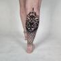 therisnell-mandala-geometryczny-dotwork-tatuaz-na-lydce-wroclaw