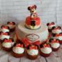 Torcik urodzinowy w towarzystwie muffinek