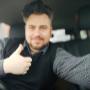 Uśmiechnięty kierowca służy pomocną dłonią