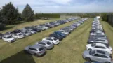 Miejsca-postojowe-na-trawie-na-Parkingu-w-Pyrzowicach-Karlo-w-otoczeniu-zieleni