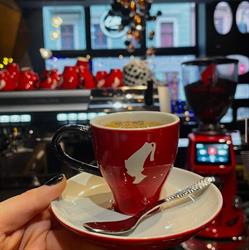 Little Egoist Coffee Kawa Śniadania Ciasta