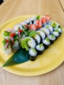 zestaw sushi na talerzu