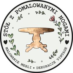 Stół z pomalowanymi nogami