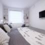 Apartament Apartimento Naturale Wrocław - Sypialnia z dużym łóżkiem kontynentalnym