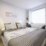 Apartament Apartimento Naturale Wrocław - Sypialnia z dużym łóżkiem kontynentalnym