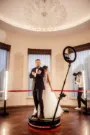 Fotobudka 360 na sali weselnej para młoda w akcji Sieczyńscy Trójmiasto