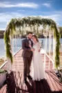 Ceremonia ślubna pod kwiatową bramą nad jeziorem Sieczyńscy fotografia ślubna Trójmiasto