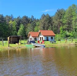 Domki nad stawem w Harszu