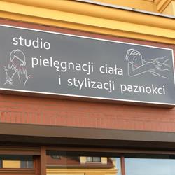 Studio pielęgnacji ciała i stylizacji paznokci. Masaż przedłużanie rzęs i henna.