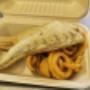 Smażona polędwiczka z dorsza podana z frytkami belgijskimi i surówką z kiszonej białej kapusty .