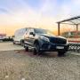 Mobilna Wulkanizacja Szczecin usługa mobilna wymiana opon w czarnym samochodzie Mercedes SUV