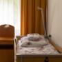 Łóżko rehabilitacyjne- przestronny pokój- Szpakowo Dom Seniora, Szpakowo 4, 19-124 Szpakowo