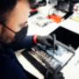 Serwis SSTUDIO Technik w trakcie demontażu podzespołów.