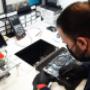 Technik w trakcie diagnozy Serwis SSTUDiO