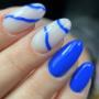 Manicure hybrydowy w migdał w kolorze chabrowym z falami