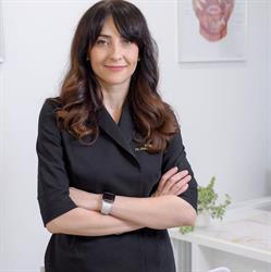 Mklinik . Dermatolog Mariana Karwan