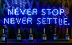 reklama hennessy litery neonowe