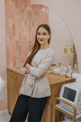 Kosmetolog Agnieszka Kasprzyk (wejście do salonu Doktor Brew)