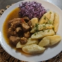 Gulasz z kopytkami i surówką