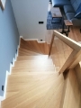 Schody drewniane dywanowe z balustradą szklaną