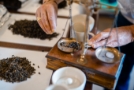 Ważenie herbaty do degustacji