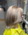 Blond w modnym opalizującym odcieniu