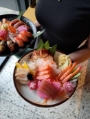 sushi na talerzu w restauracji