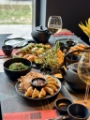 japońskie jedzenie na stole w restauracji sushi